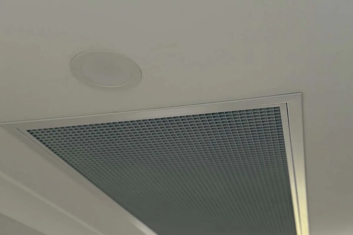 Ceiling-mounted return-air grille