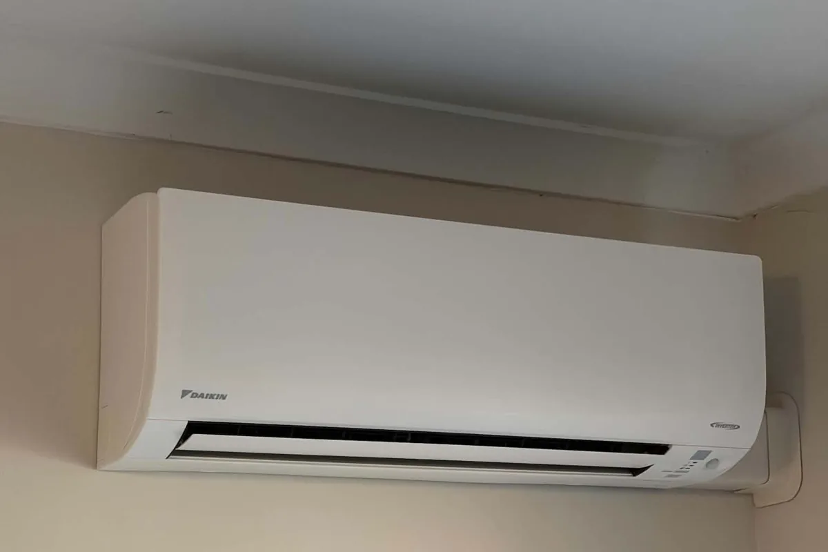 Wall-mounted indoor air conditioning unit